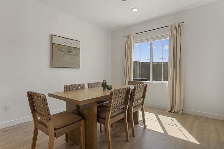 Dining 4, The Cactus Casa 4 Bedroom Townhouse, Washington