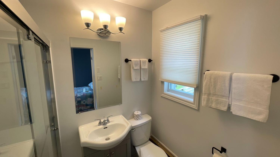 Bathroom 2, Haileybury Beach Motel, Timiskaming