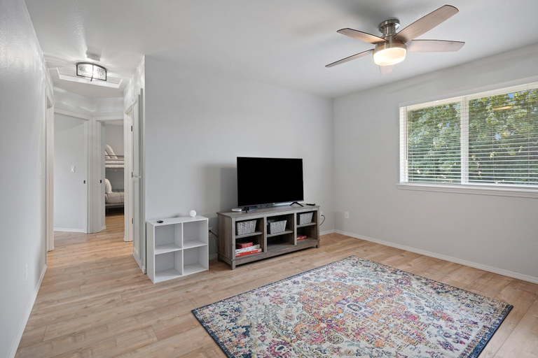 Interior 4, Redmond Rest 4 Bedroom Home by RedAwning, Deschutes