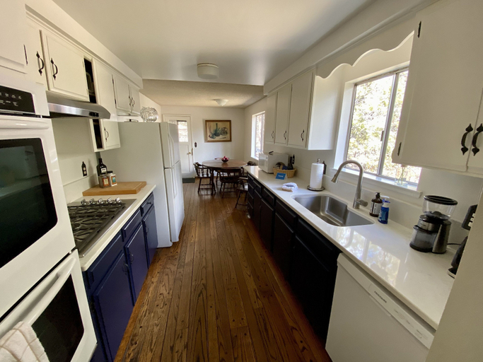Private kitchen 5, Hollinshead Haven 30 Days Min 3 Bedroom Home by RedAwning, Deschutes