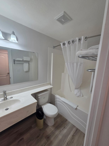 Bathroom 2, Nova Inn Inuvik, Inuvik