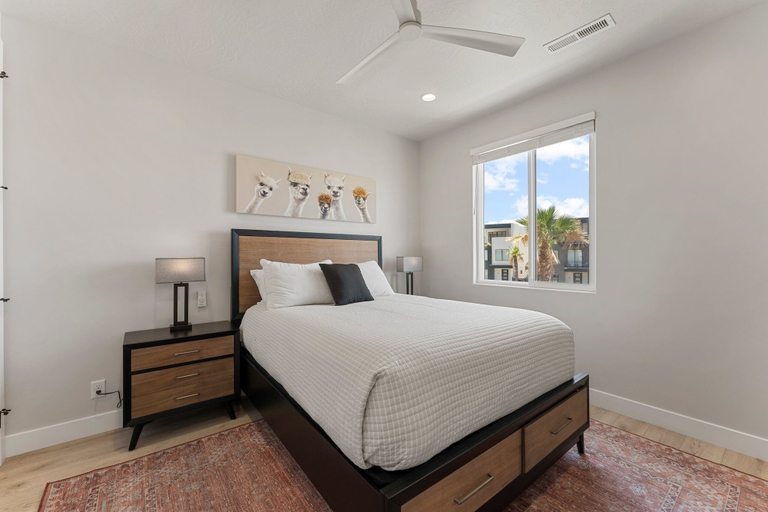 Room 4, Tahitian Pearl 5 Bedroom Townhouse, Washington