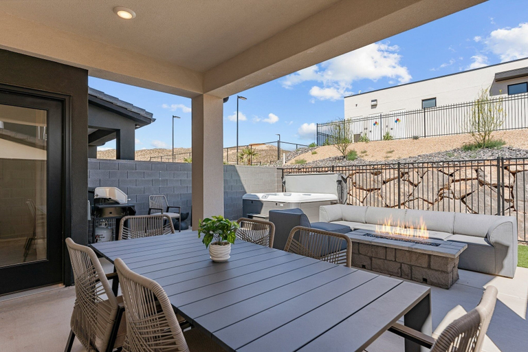 Outdoor dining 4, Long Valley Leisure 4 Bedroom Townhouse, Washington