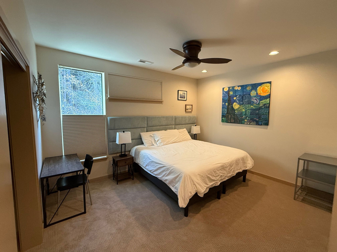 Room 5, Mountain House 4 Bedroom Home by RedAwning, Hood River