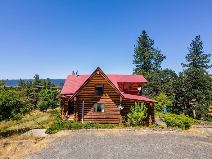 Exterior 2, Rowland Log Cabin 3 Bedroom Home by RedAwning, Klickitat