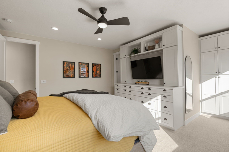 Room 5, Southwest Manor 5 Bedroom Home, Washington
