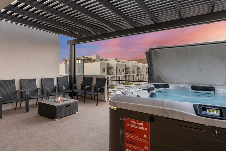 Food & Drinks, The Pearl at Desert Shores by RedAwning, Washington