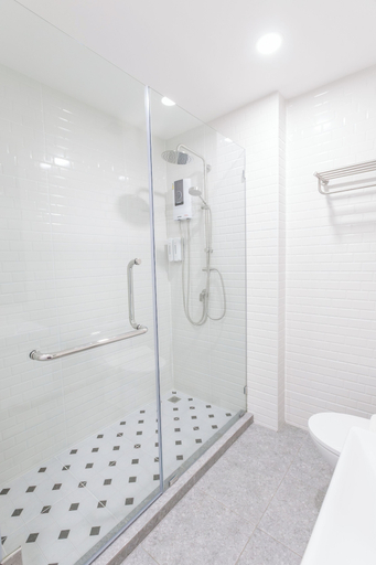 Bathroom 5, Believe Inn, Ratchathewi