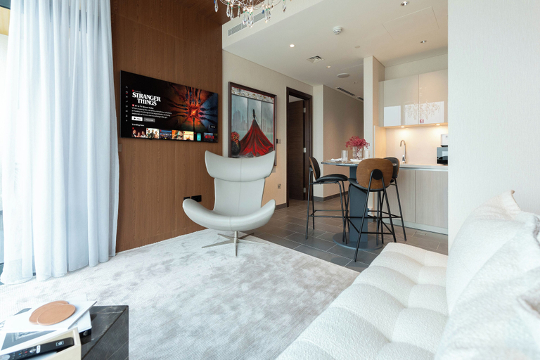 Living area 3, Luxury 1BR High-Floor Retreat, Dubai