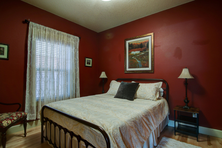 Room 5, Wild Meadow 30 Day Minimum 4 Bedroom Home by RedAwning, Deschutes