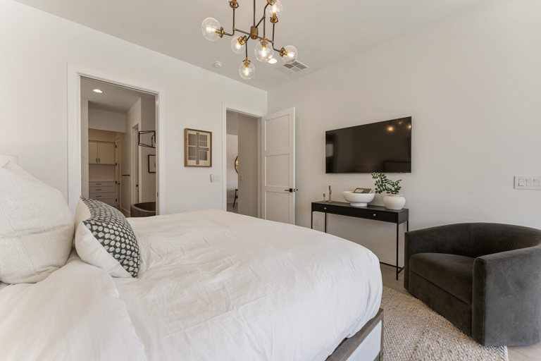 Room 5, Luxury Beachside 7 Bedroom Home, Washington