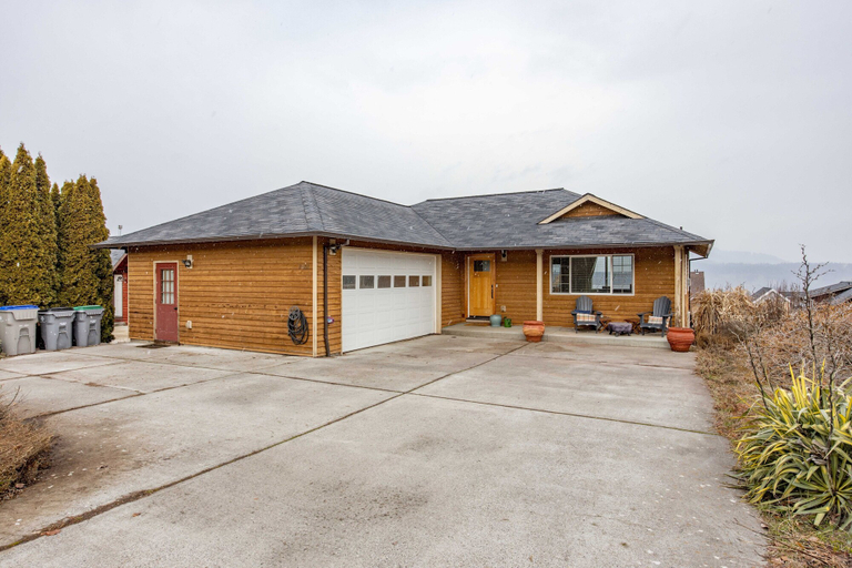 Exterior 3, Westside Mountain View 2 Bedroom Home by RedAwning, Hood River