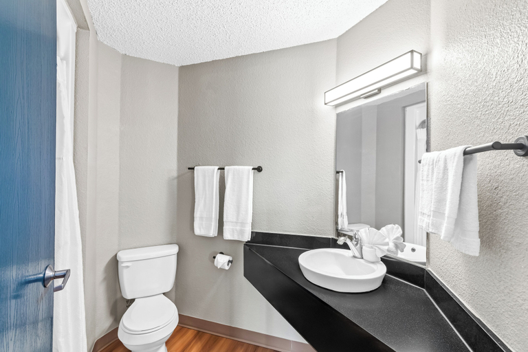 Bathroom 5, Motel 6 Killeen, TX, Bell