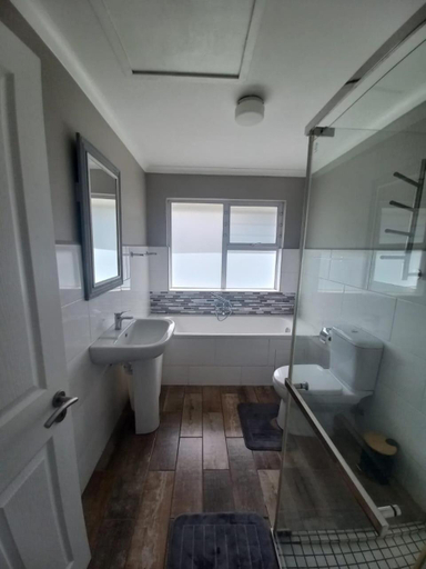 Bathroom 5, Oaklands On The Knoll by Dream Resorts, Eden