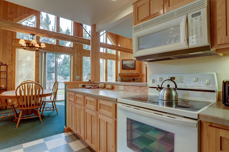Private kitchen 4, Forest Ridge 2 Bedroom Home by RedAwning, Deschutes