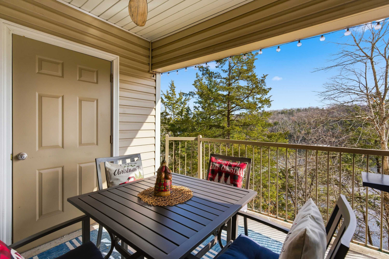 Outdoor dining, The Ozark Getaway Stay for 6, Stone
