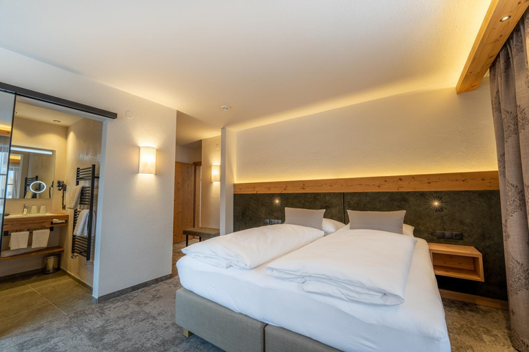 Bedroom 3, Alpenhotel Kramerwirt, Schwaz