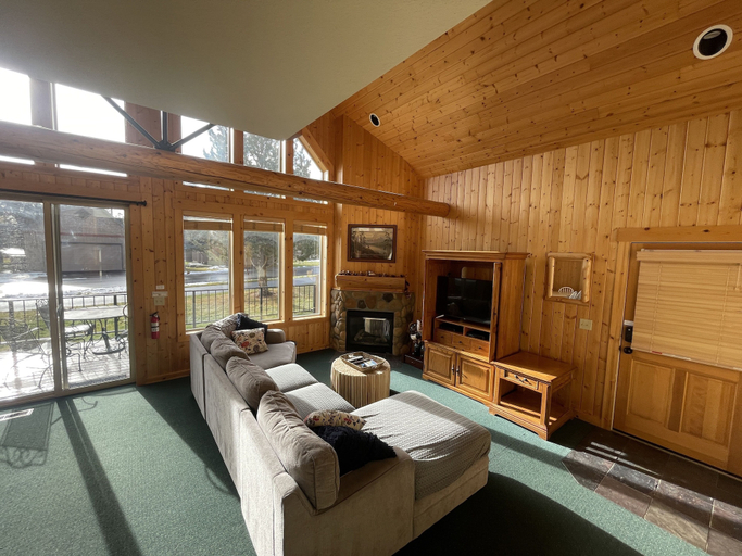 Living area 2, Forest Ridge 2 Bedroom Home by RedAwning, Deschutes