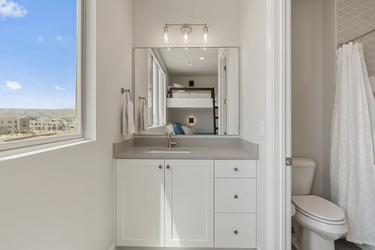 Bathroom 4, The Crash Pad 5 Bedroom Townhouse, Washington