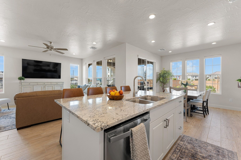 Private kitchen 2, The One By The Pool 5 Bedroom Home, Washington