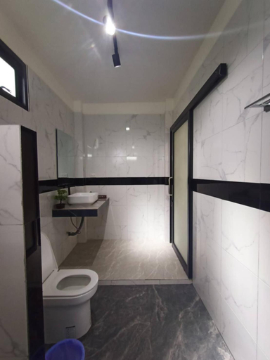 Bathroom 5, Pra-Ae Lanta Apartment, Ko Lanta