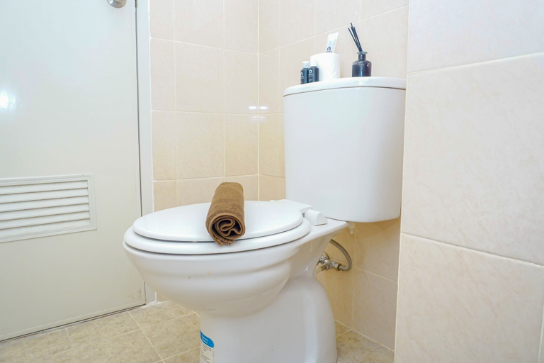 Bathroom 5, Homelike and Minimalist Studio at Apartment Podomoro Golf View By Travelio, Bogor