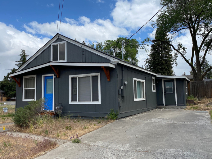 Exterior 4, Newly Remodeled 4th Street Work-Friendly Home by RedAwning, Deschutes