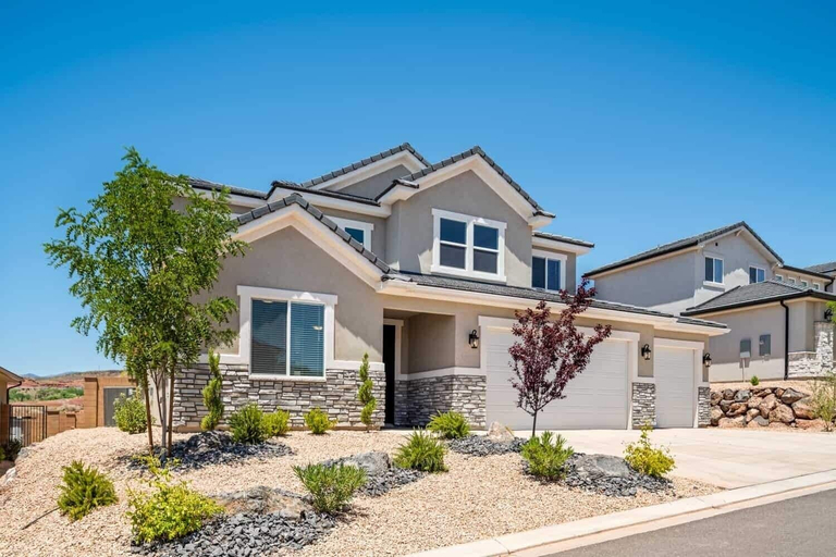 Exterior 5, Family Desert Oasis 5 Bedroom Home, Washington