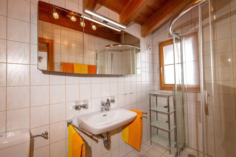 Bathroom 4, Malmurainza, Inn