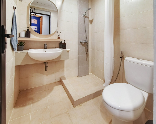 Bathroom 5, 3BR Maple Park W/ Pool, North Jakarta