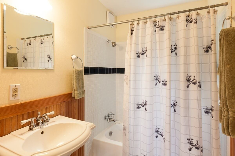 Bathroom 5, Daisy's Place 3 Bedroom Home by RedAwning, Hood River