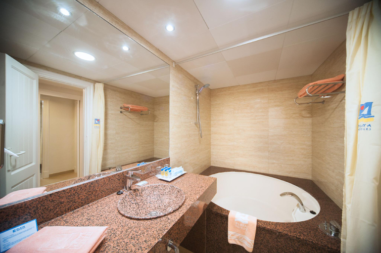 Bathroom 5, Vera Playa Club Hotel, Almería