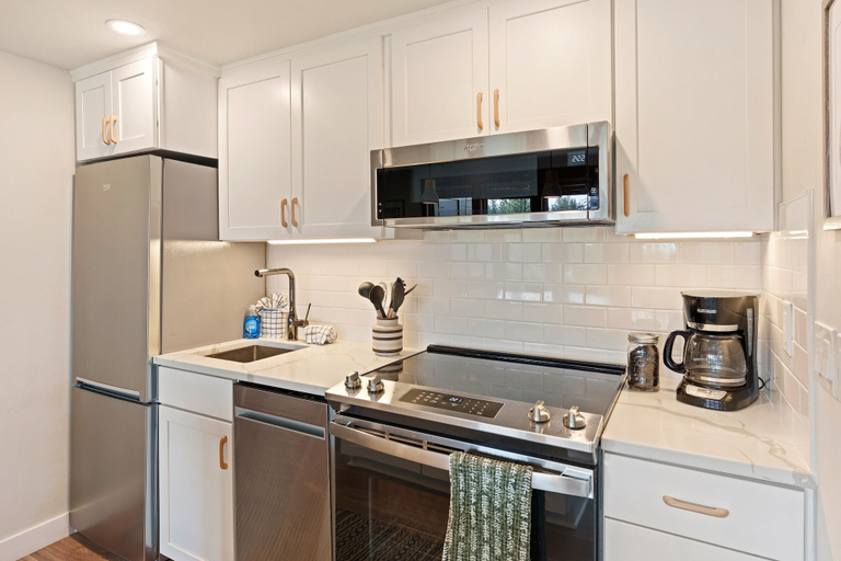 Private kitchen 5, Seventh Mt 1417 1 Bedroom Home, Deschutes