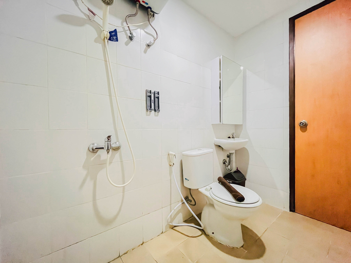 Bathroom 5, 2BR near Amikom University at Vivo Apartment By Travelio, Sleman