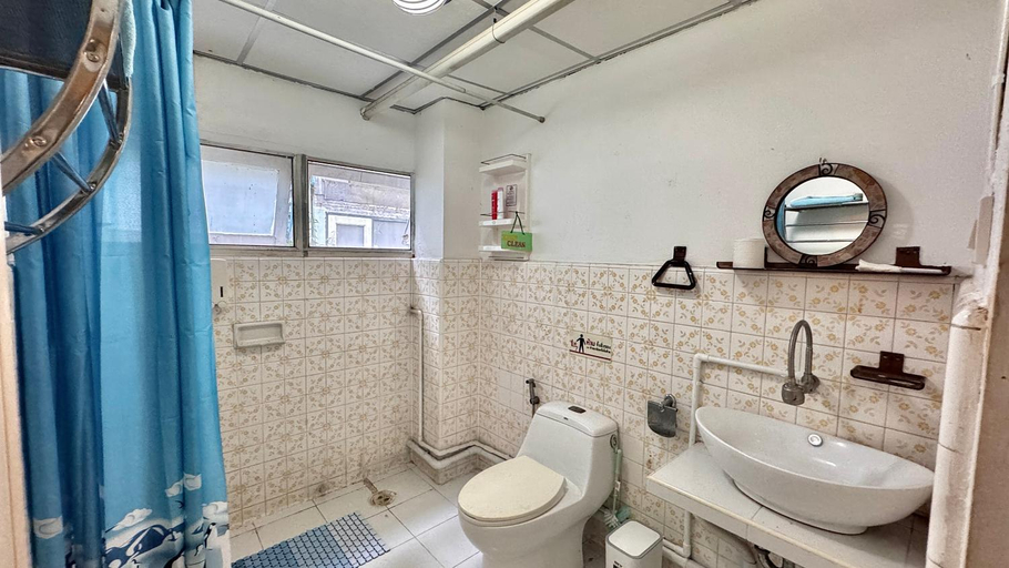 Bathroom 2, Cafe de Baan Raow, Phra Nakhon