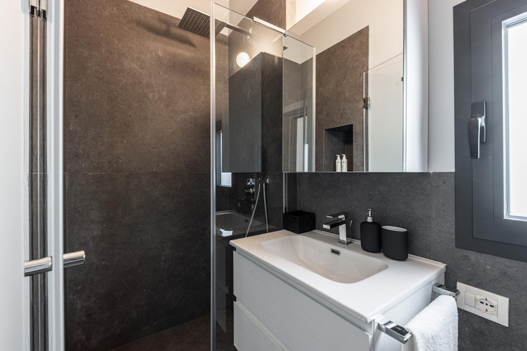 Bathroom 2, Panoramic Flat-Les Suites, Bari