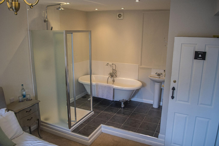 Bathroom 4, Five Bells Wickham, West Berkshire