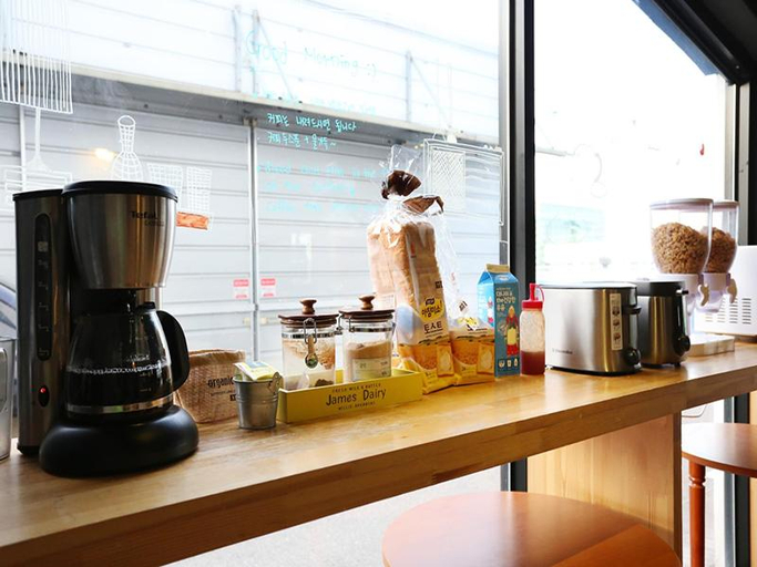Food & Drinks 4, James Blue Hostel, Goseong