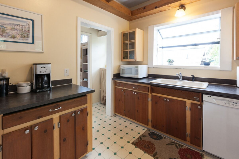 Private kitchen 3, Daisy's Place 3 Bedroom Home by RedAwning, Hood River