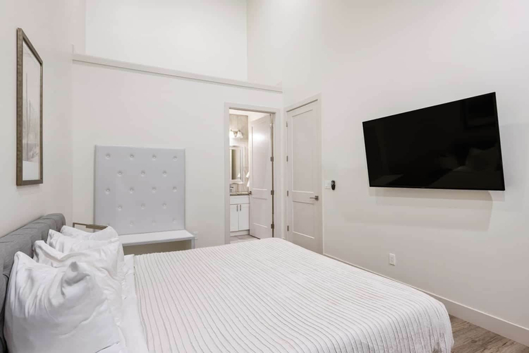 Room 2, Twice Charmed 8 Bedroom Townhouse, Washington