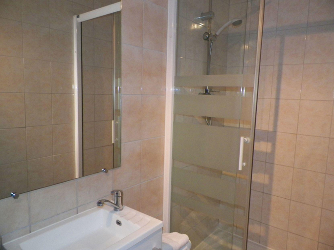 Bathroom 2, Hotel du Commerce, Yonne