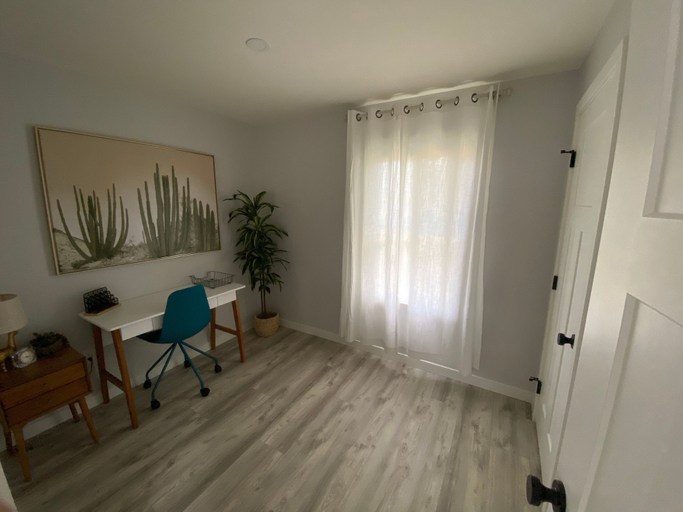 Interior 2, Newly Remodeled 4th Street Work-Friendly Home by RedAwning, Deschutes