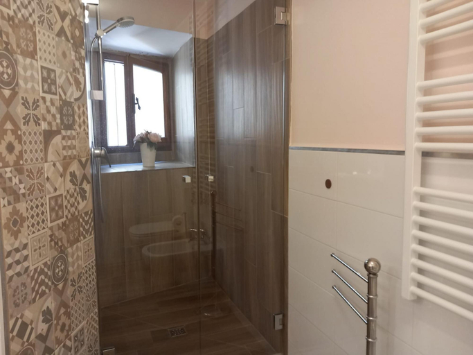 Bathroom 3, Ramaglianti Apartment, Florence
