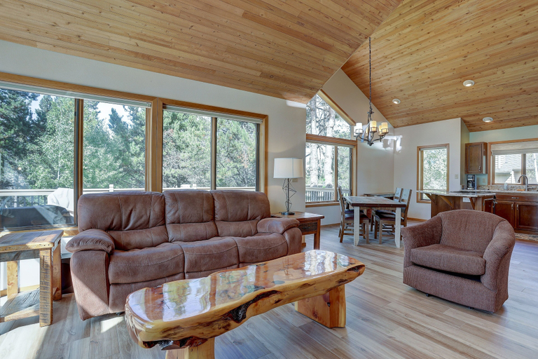 Living area 2, 15 Big Leaf 3 Bedroom Home by RedAwning, Deschutes