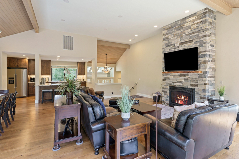Living area 2, 20 Aspen Lane 5 Bedroom Home, Deschutes