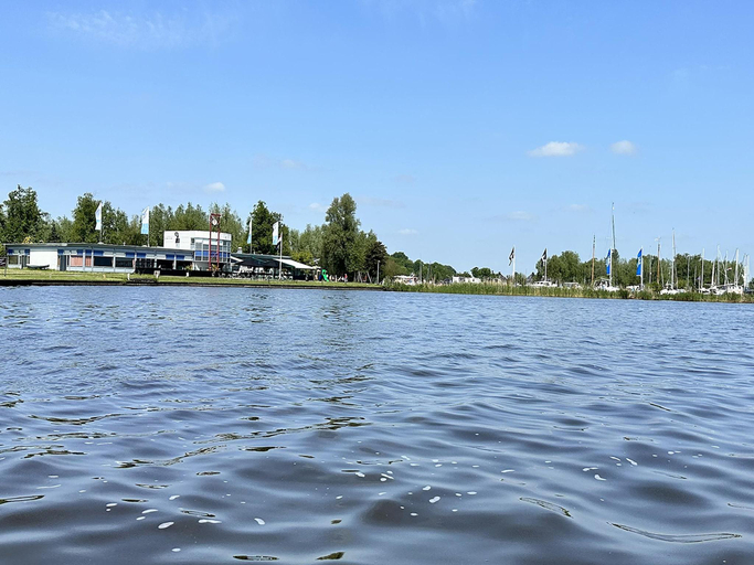 5, Houseboat in Sneek with Lake Views, Sneek