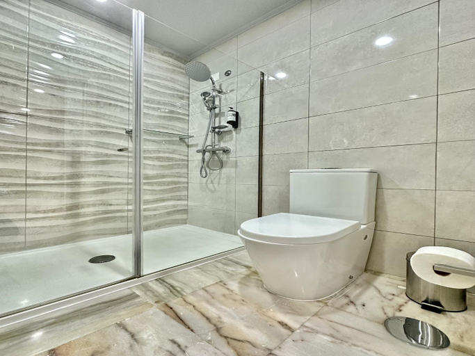 Bathroom 4, Bolhao Apartment, Porto