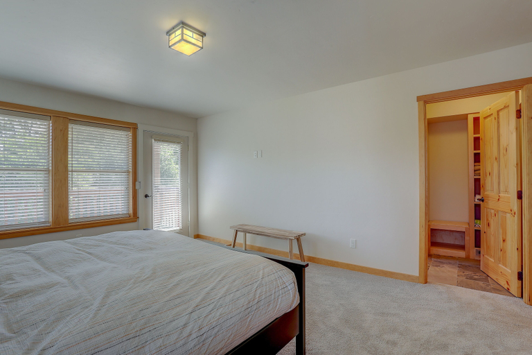 Room 5, Hutson's Bridgeview **30 Day Minimum** 4 Bedroom Home by RedAwning, Hood River