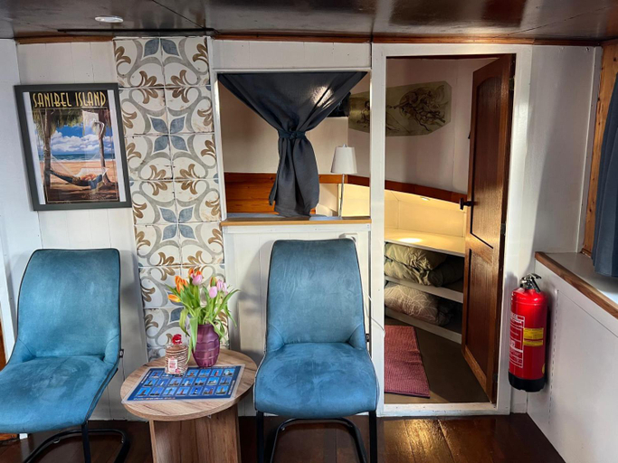 Others 2, B&B Teddy "Prachtig authentiek woonschip uit 1912, 15 minuten van Amsterdam", Zaanstad