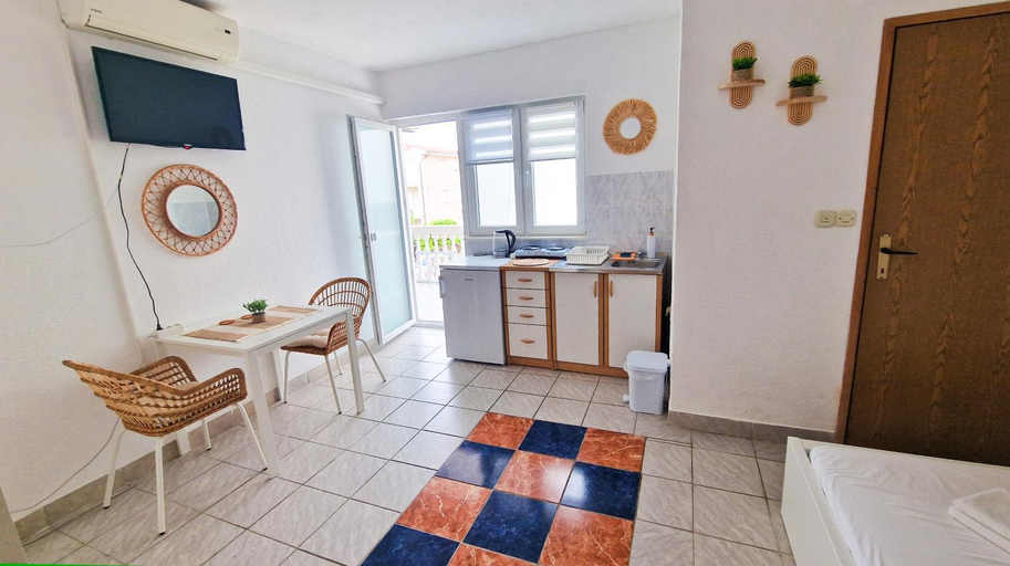 Others 5, Villa Dusper, Okrug